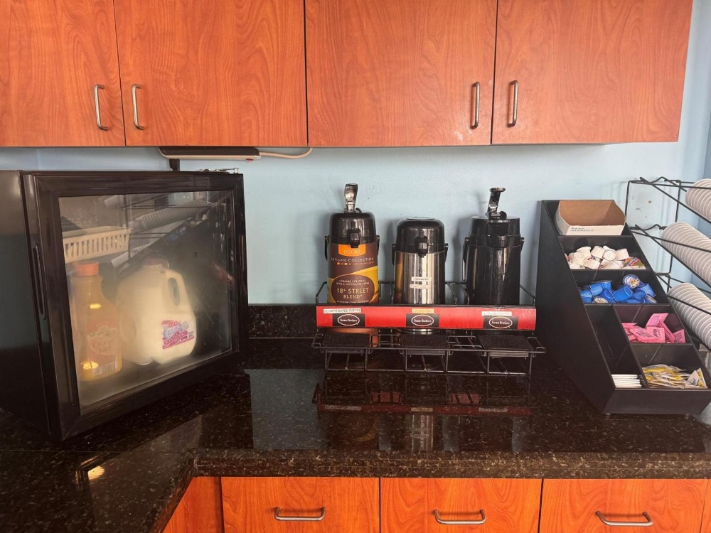 Howard Johnson by Wyndham Galveston Main image